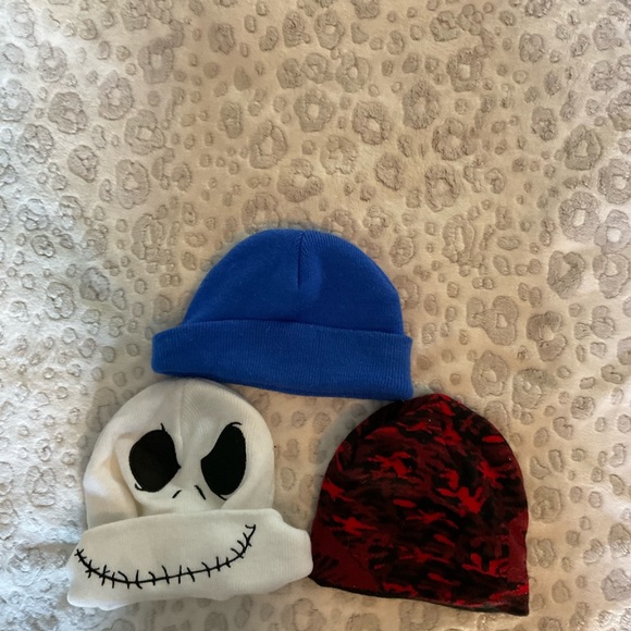 Youth UNISEX beanies winter hats 3PC bundle white red camo & blue ONE SIZE fits - Picture 3 of 4